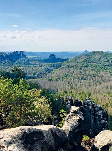 Die Hohe Liebe (rechts, neben dem im Schatten einer Wolke liegenden Falkenstein) vom Langen Horn aus gesehen.
© Foto: Torsten Wiesner Die Hohe Liebe (rechts, neben dem im Schatten einer Wolke liegenden Falkenstein) vom Langen Horn aus gesehen.
© Foto: Torsten Wiesner
