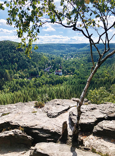 Eignet sich wunderbar als Rastplatz: Blick von der Grenzplatte ins böhmische Ostrov (Eiland)

© Foto: Torsten Wiesner